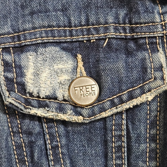 Free People Cropped Jean Jacket Women's 4 Blue Denim Pockets Y2K Distressed - Picture 6 of 10